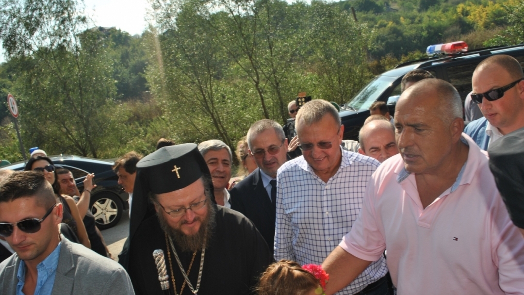 Министър-председателят Бойко Борисов посети обновената църква в Басарбовския скален манастир