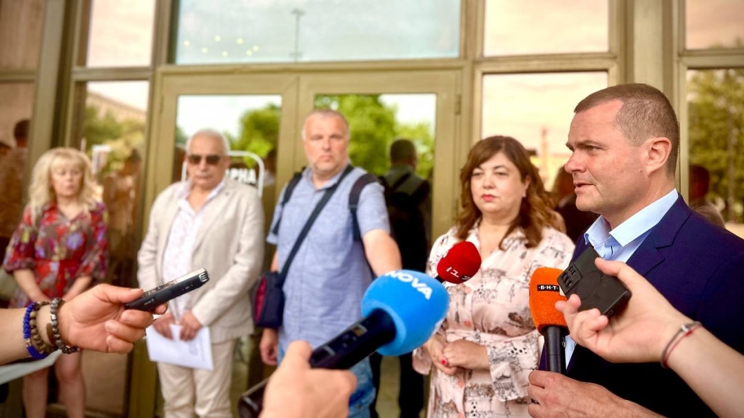 Първият обществено достъпен дефибрилатор в Русе бе монтиран пред сградата на Общината