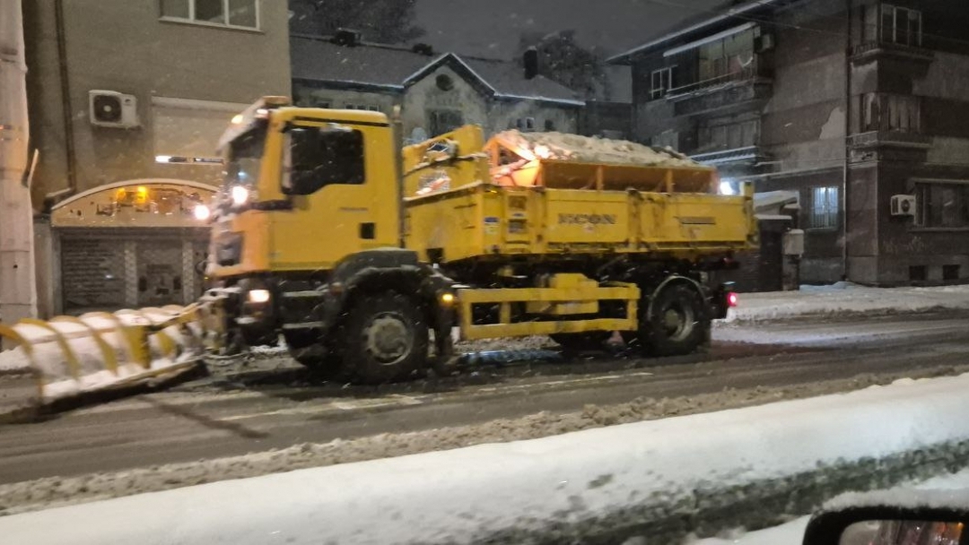 Община Русе мобилизира екипи срещу обледеняването на улици и тротоари