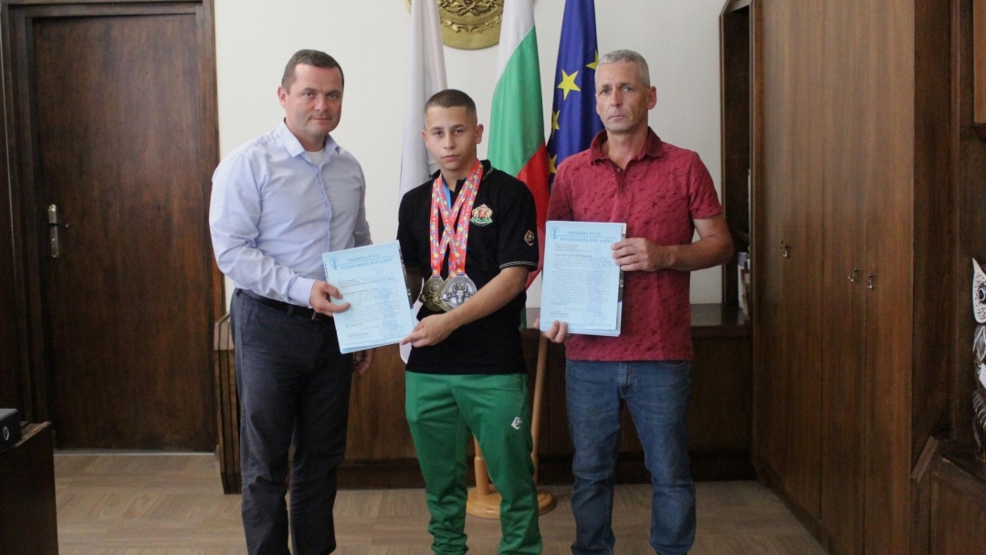 Кметът Пенчо Милков отличи тежкоатлета Джан Зарков за европейската му титла