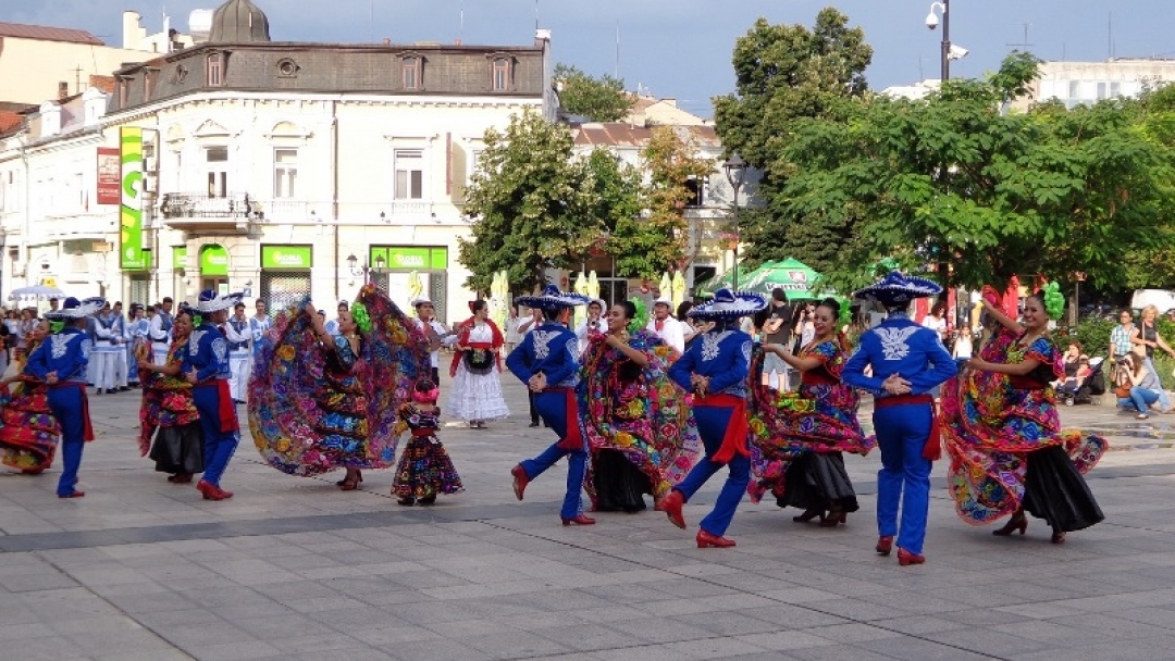 Концерт в центъра на Русе показа танцовото изкуство на три държави 