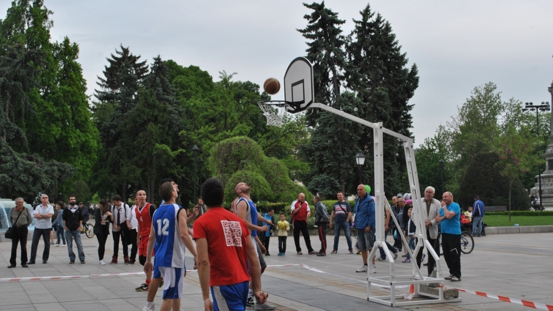 Атанас Голомеев участва в демонстрация по баскетбол с ученици в Русе