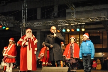 Коледните светлини на елхата грейнаха в центъра на Русе