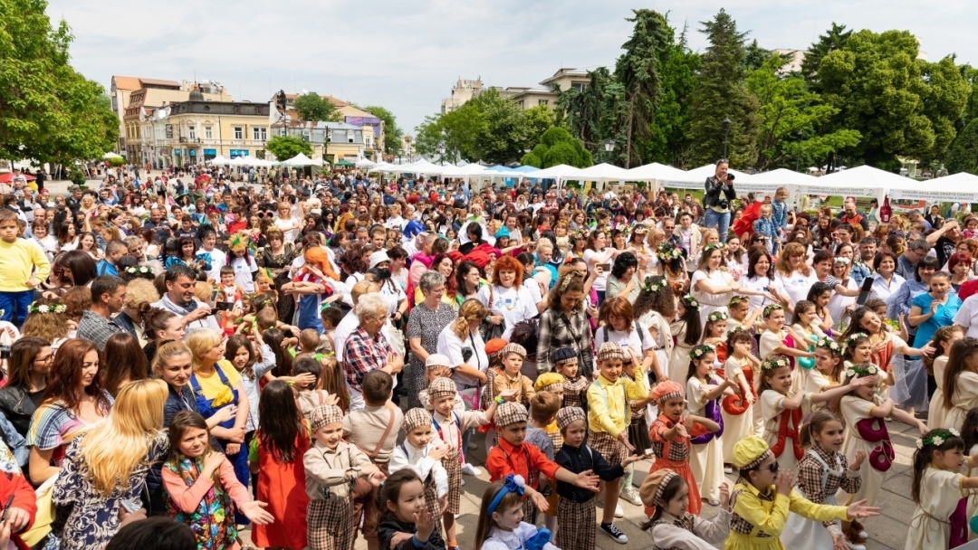 600 деца се включиха в спектакъл-шествие