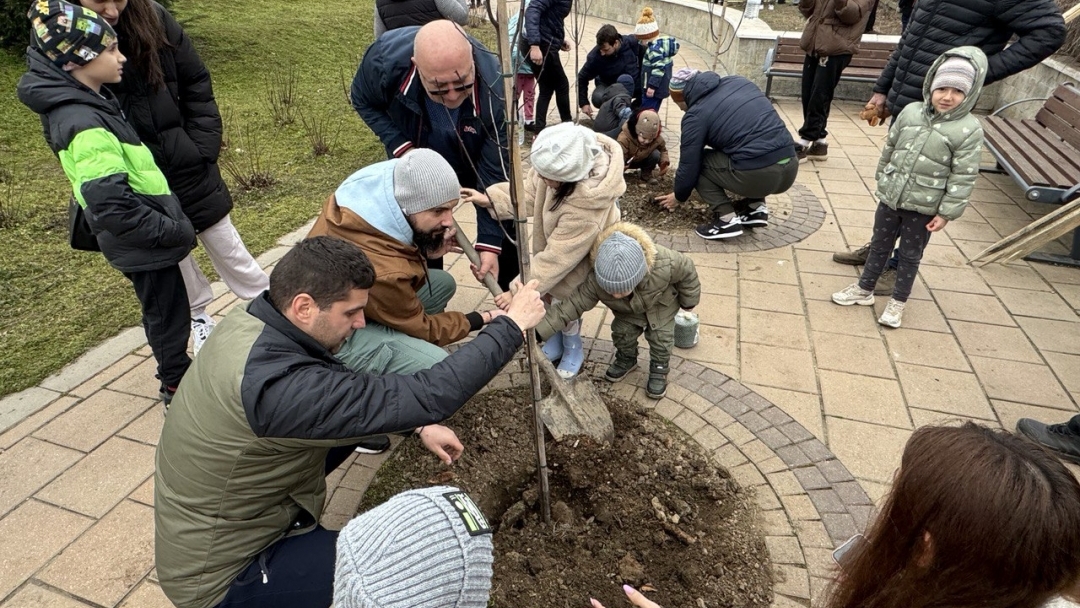 Инициатива за засаждане на дръвчета събра деца и родители на кея в Русе