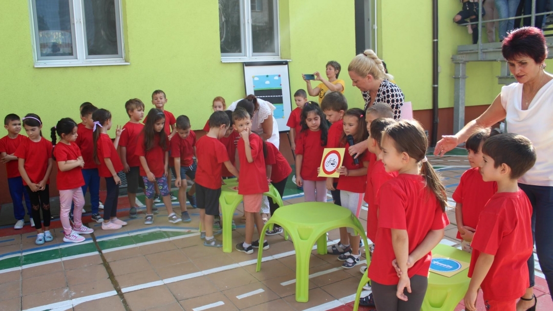 Със забавна програма децата от детска градина „Пинокио“ отбелязаха деня на безопасност на движението по пътищата