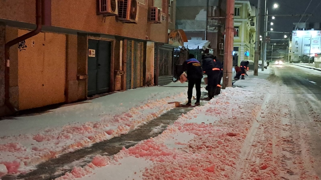 Продължава работата на снегопочистващите фирми след интензивните снеговалежи