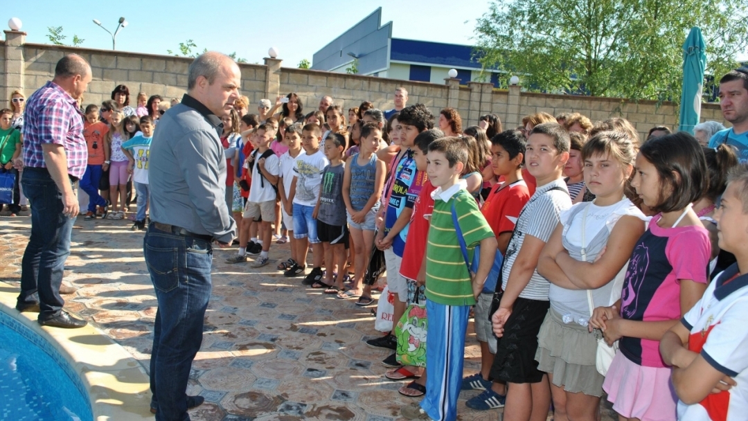 135 русенчета на безплатни уроци по плуване 