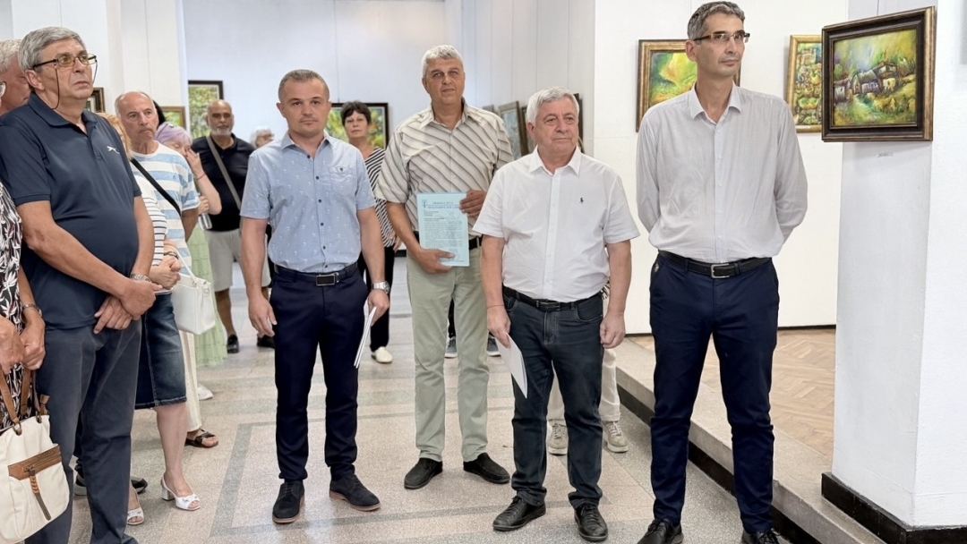 Изложбата „Рапсодия“ представя творчеството на двама емблематични русенски художници
