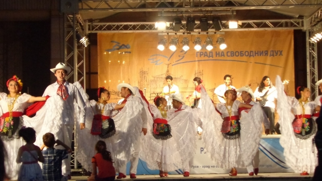 Концерт в центъра на Русе показа танцовото изкуство на три държави 