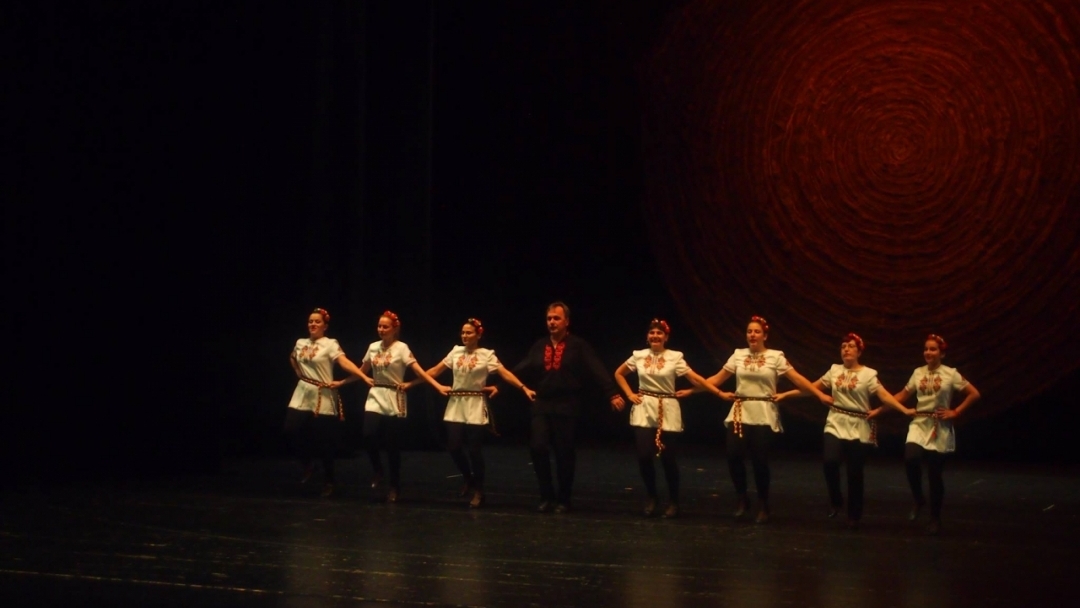 Грандиозен годишен концерт поднесоха танцьорите от Фолклорна танцова студия „Зора”