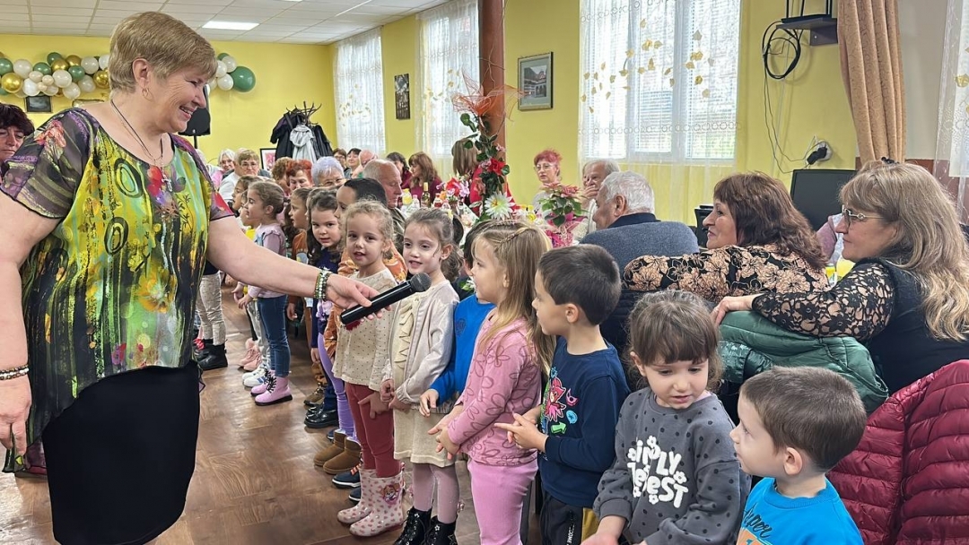 Пенчо Милков поздрави Пенсионерски клуб "Надежда" в Николово за юбилея му
