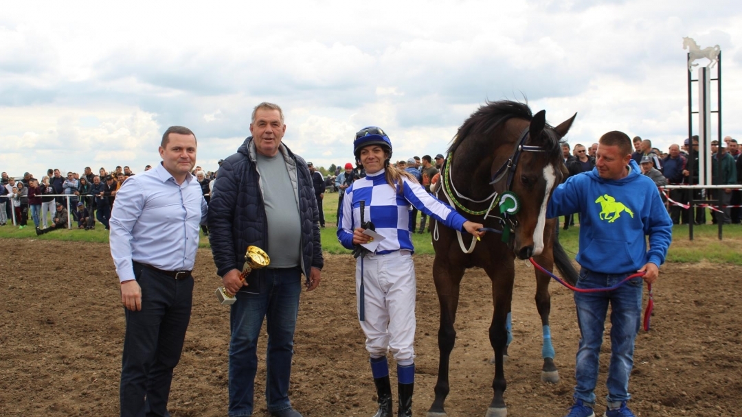 Кметът Пенчо Милков участва в откриването на традиционния турнир по конни надбягвания в Сандрово
