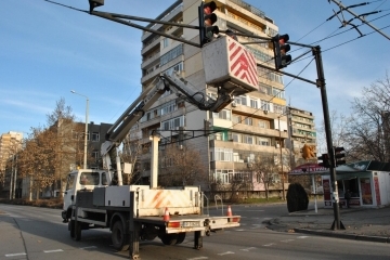 ОП „Комунални дейности“ подмениха лампи на над 20 светофарни секции в Русе