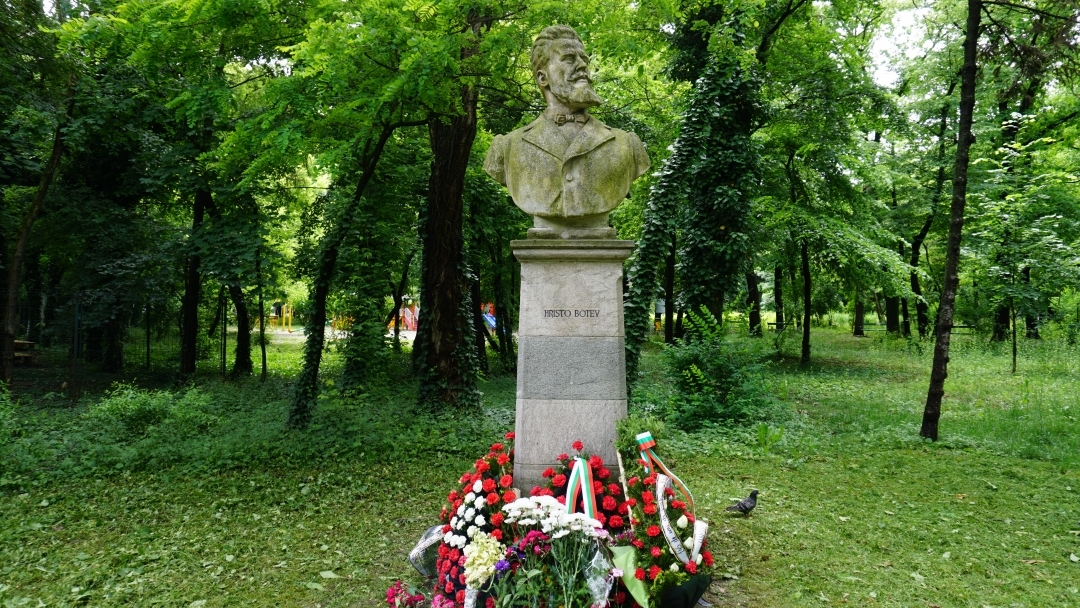Русенци и българската общност в Букурещ почетоха паметта на Христо Ботев