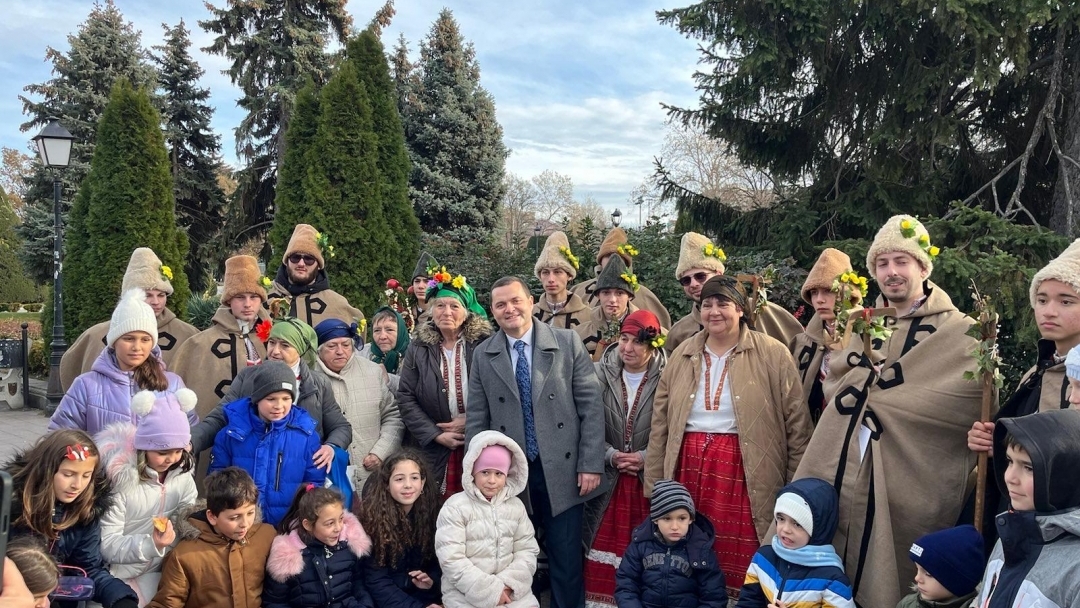 Кметът Пенчо Милков посрещна коледари на градския площад