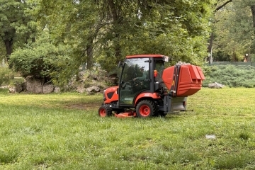 Общинските екипи продължават дейностите по косене на тревните площи в Русе 
