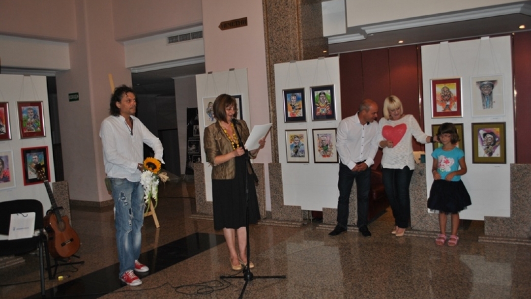 Кметът Пламен Стоилов разгледа изложбата с шаржове на Огнян Балканджиев