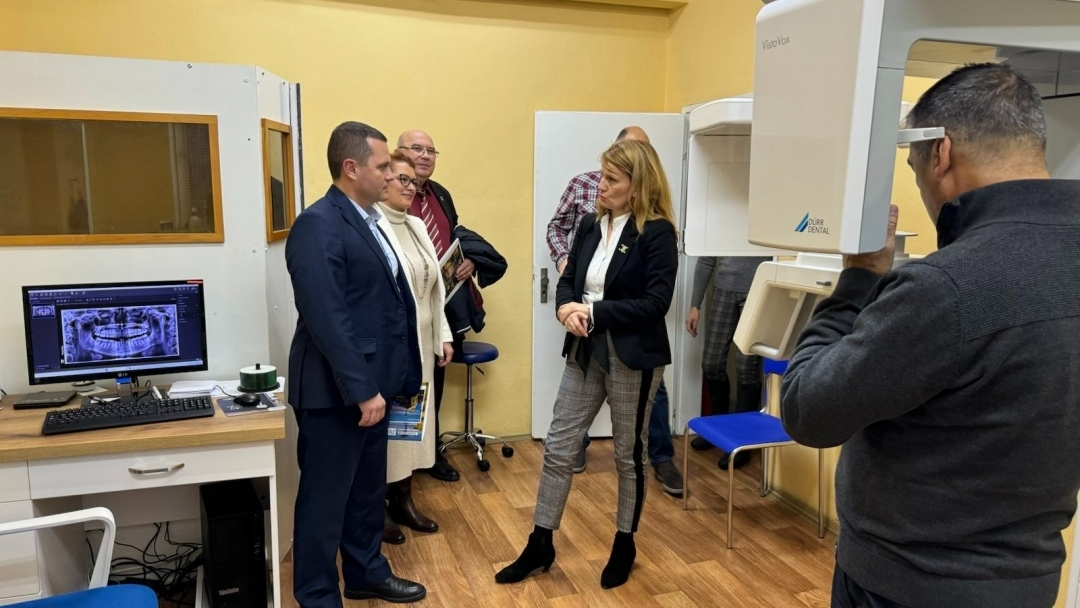 Mayor Pencho Milkov attended the presentation of a new 3D scanner at the Ruse Dental Centre