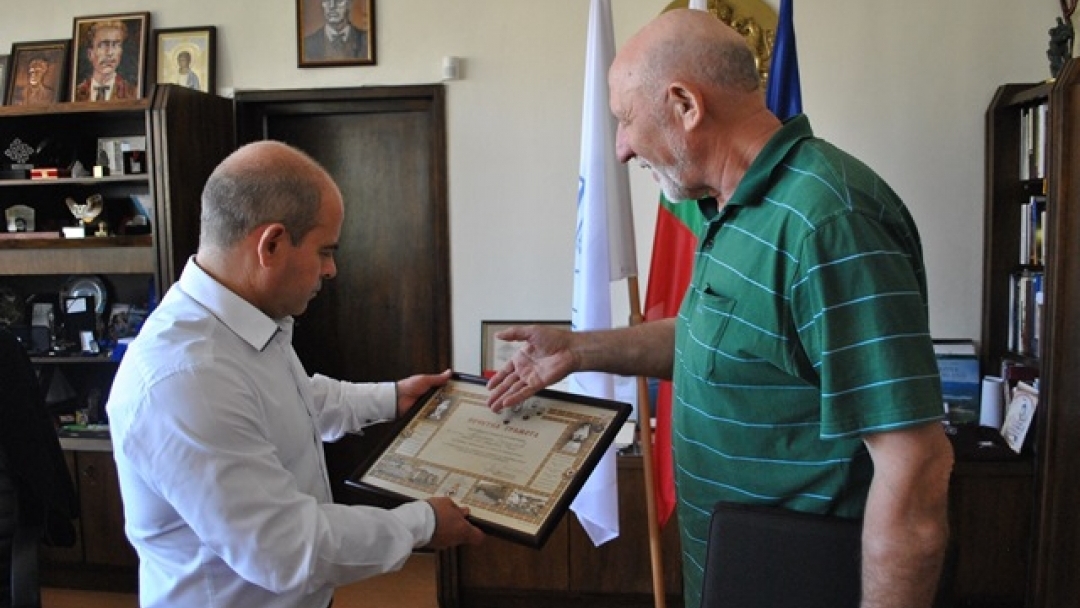 Почетна грамота за кмета Пламен Стоилов от БЧК