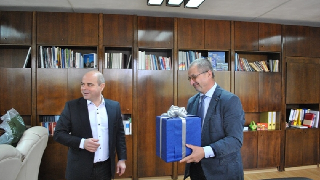 Кметът Пламен Стоилов поздрави рожденика Стефко Бурджиев 