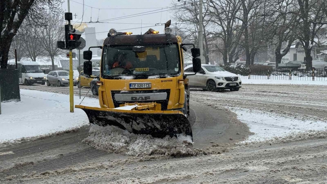 Проходимостта на пътната мрежа в Русе и общината се поддържа при усложнени зимни условия
