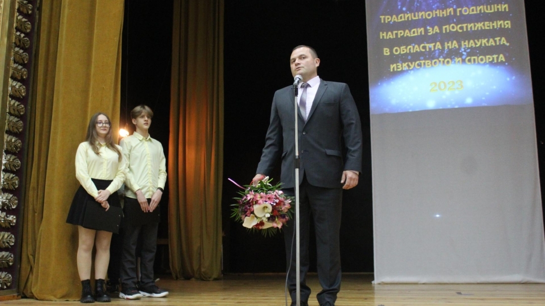 Над 100 възпитаници на ОУ “Любен Каравелов” са наградени за своите постижения