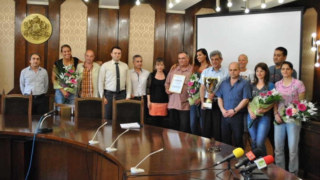 Парична премия и грамота за шампионките от БК „Дунав 8806“