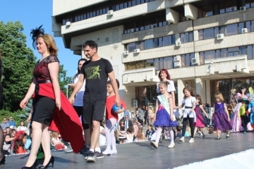 Спектакъл „Prêt-à-porter - Готово за носене“ събра в пъстро дефиле предучилищните групи от 6 детски градини, родители и учители