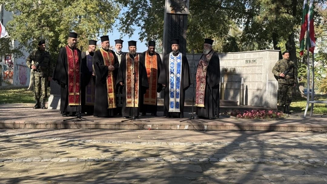 Русе почете паметта на героите с военен ритуал и панихида за Архангелова задушница