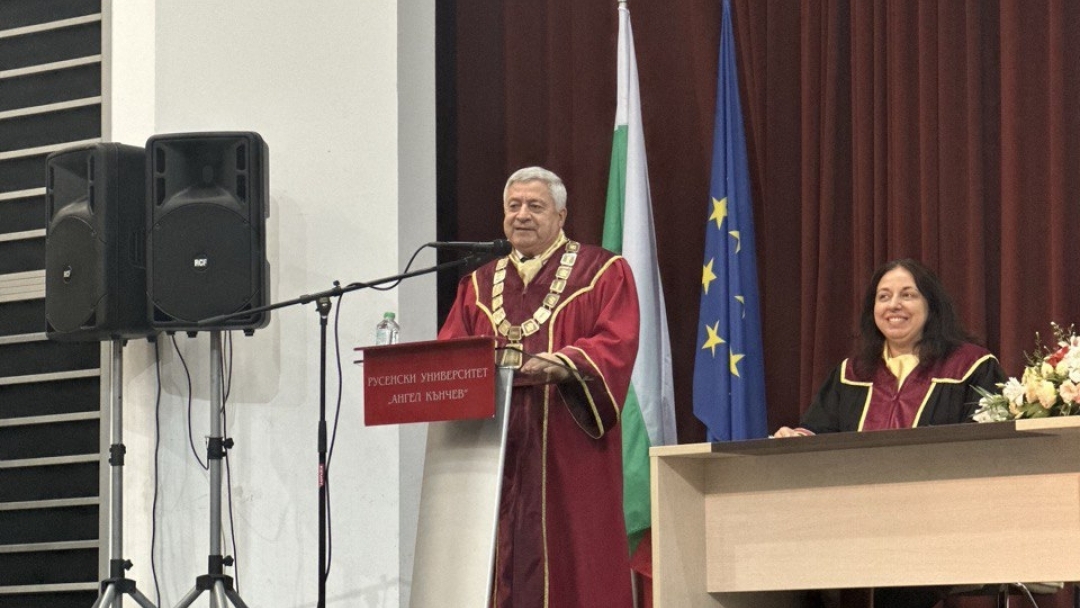 Mayor Pencho Milkov congratulates the Class of 2025 of the University of Ruse