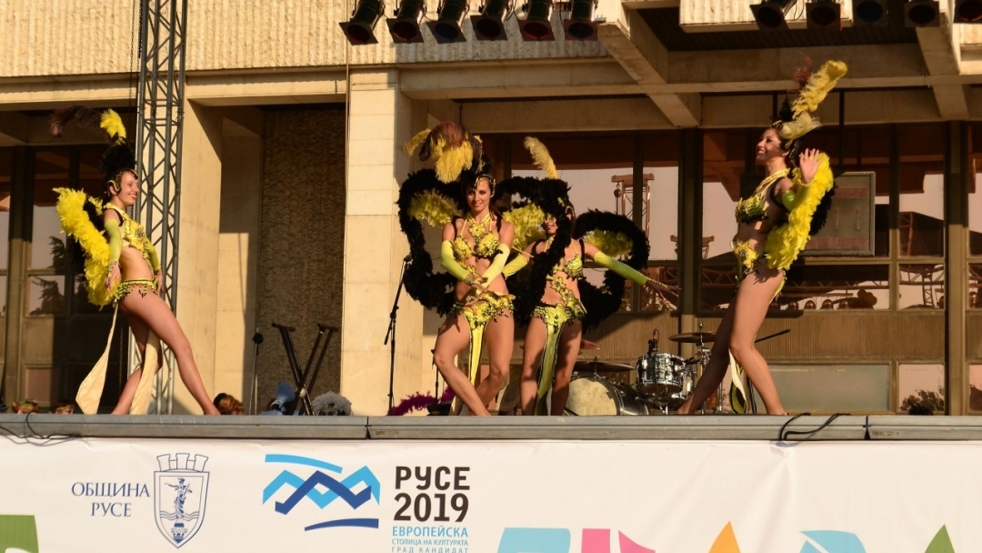 Цветен карнавал завладя центъра на Русе снощи