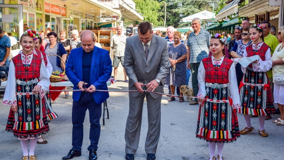 Кметът на Община Русе Пламен Стоилов откри търговски обекти на пазар "Здравец изток"