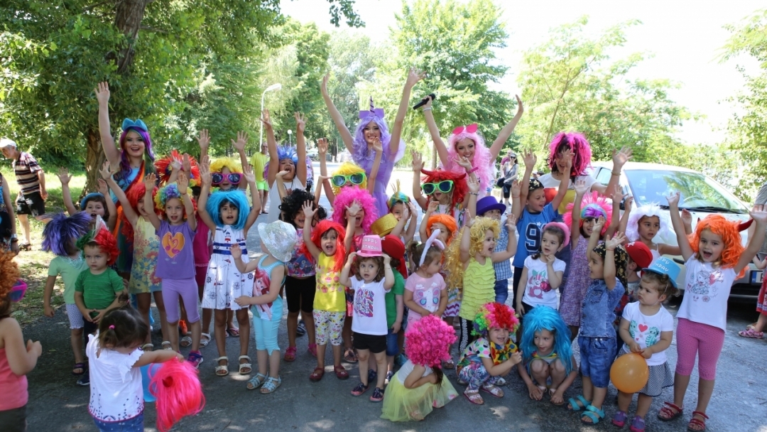 Цветни понита играха с децата по време на фестивала за пясъчни скулптури