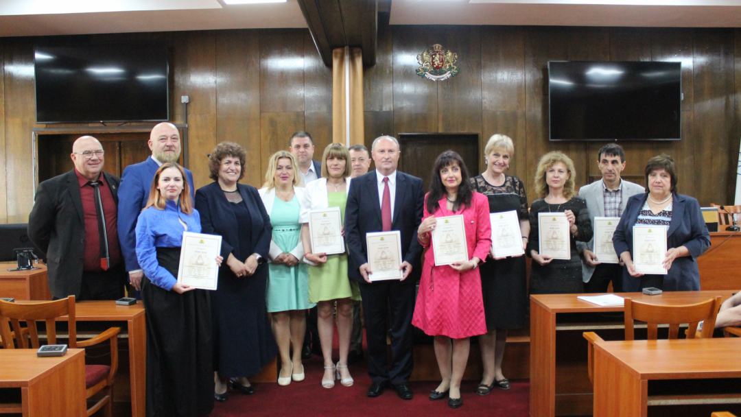 8 учители от област Русе бяха наградени с почетното отличие „Неофит Рилски“ на МОН
