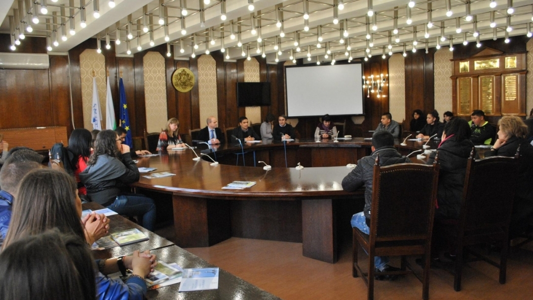 Младежи от ромското малцинство гостуваха на кмета Пламен Стоилов