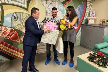 Първото бебе на 2024 г. в Русе получи грамота и подарък от кмета Пенчо Милков