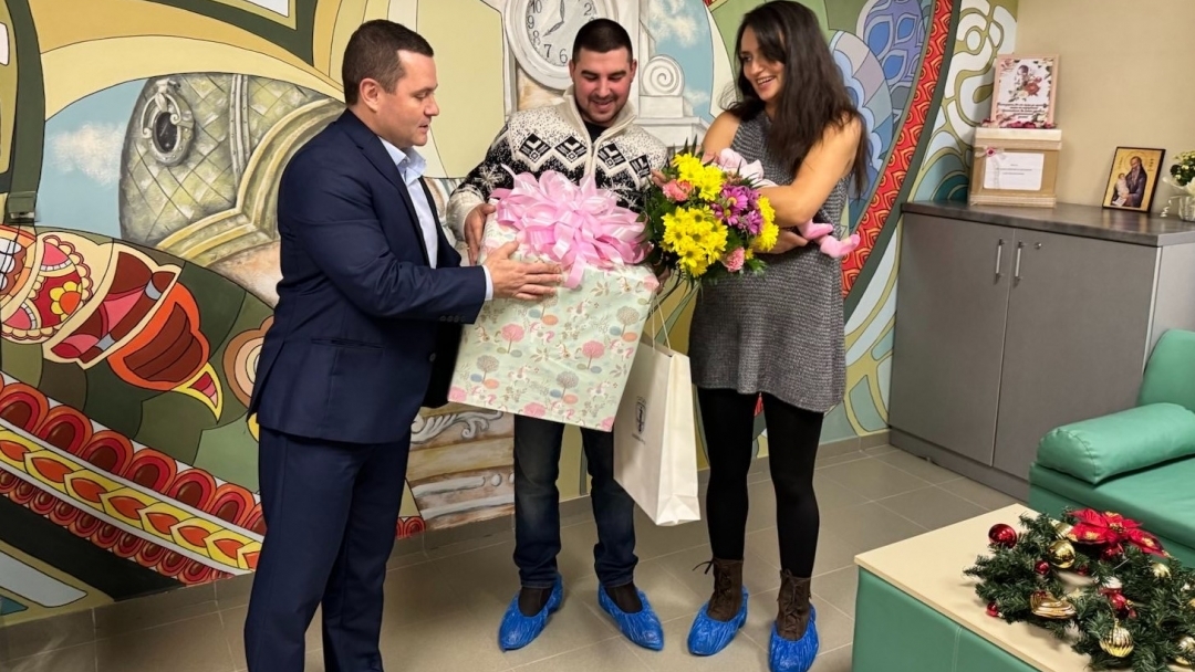 The first baby of 2024 in Ruse received a diploma and a gift from Mayor Pencho Milkov