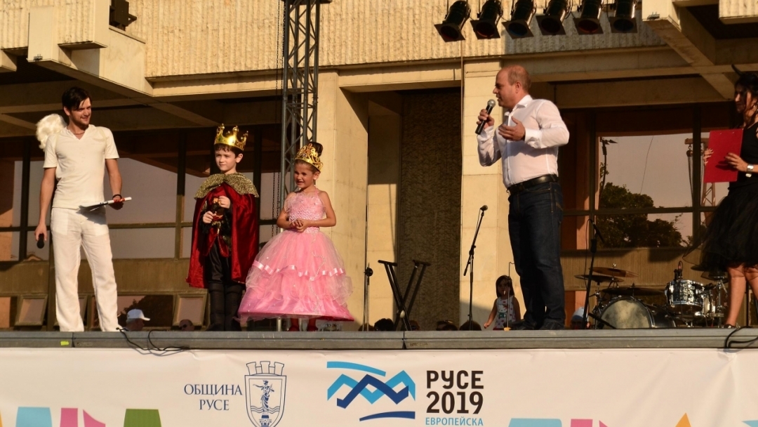 Цветен карнавал завладя центъра на Русе снощи