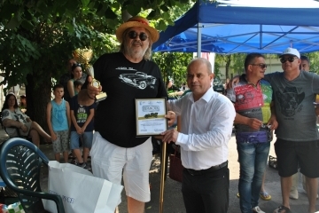 "Купата на кмета" връчи русенският градоначалник Пламен Стоилов на третото издание на Парад на ретро автомобили