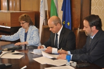 Кметът Пламен Стоилов подписа общински колективен договор за здравни и социални дейности