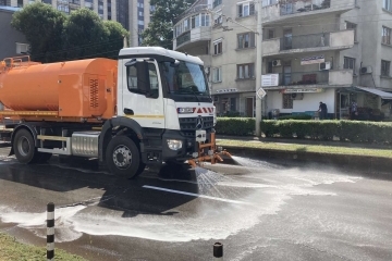 Продължава миенето на уличните платна и булеварди в Русе