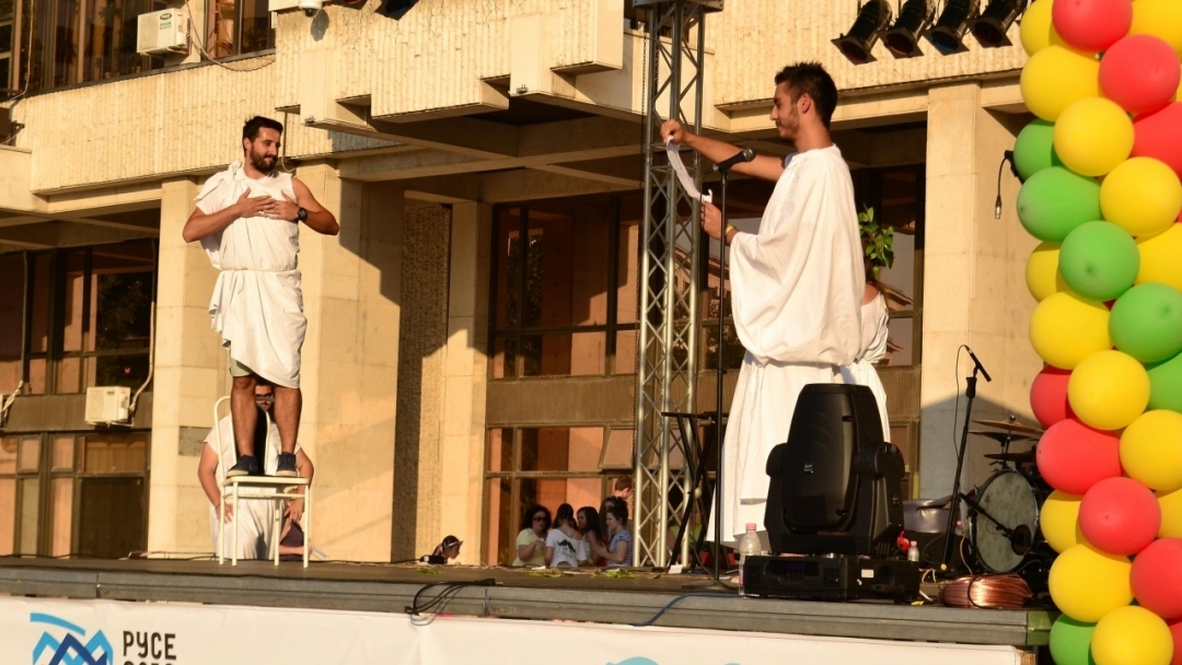 Цветен карнавал завладя центъра на Русе снощи