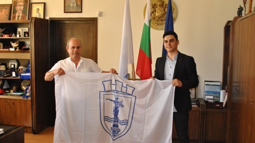 Кметът Пламен Стоилов пожела успех на Симеон Стефанов по време на Световния турнир на младите физици
