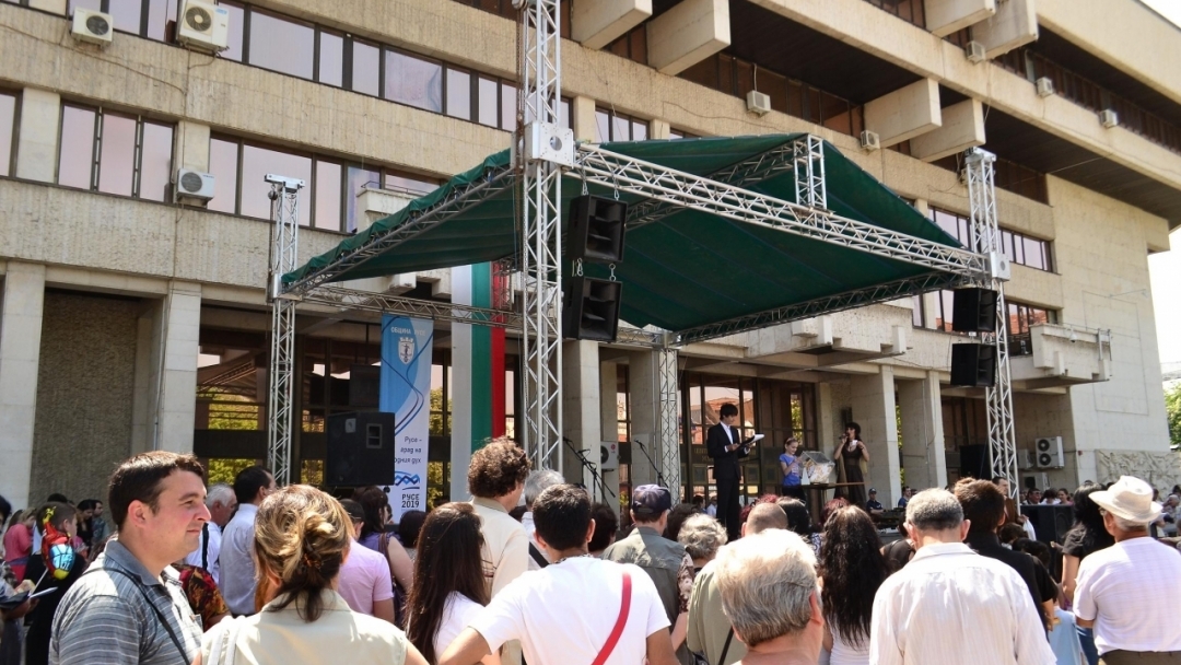 Великденско хоро събра стотици русенци в центъра на града 