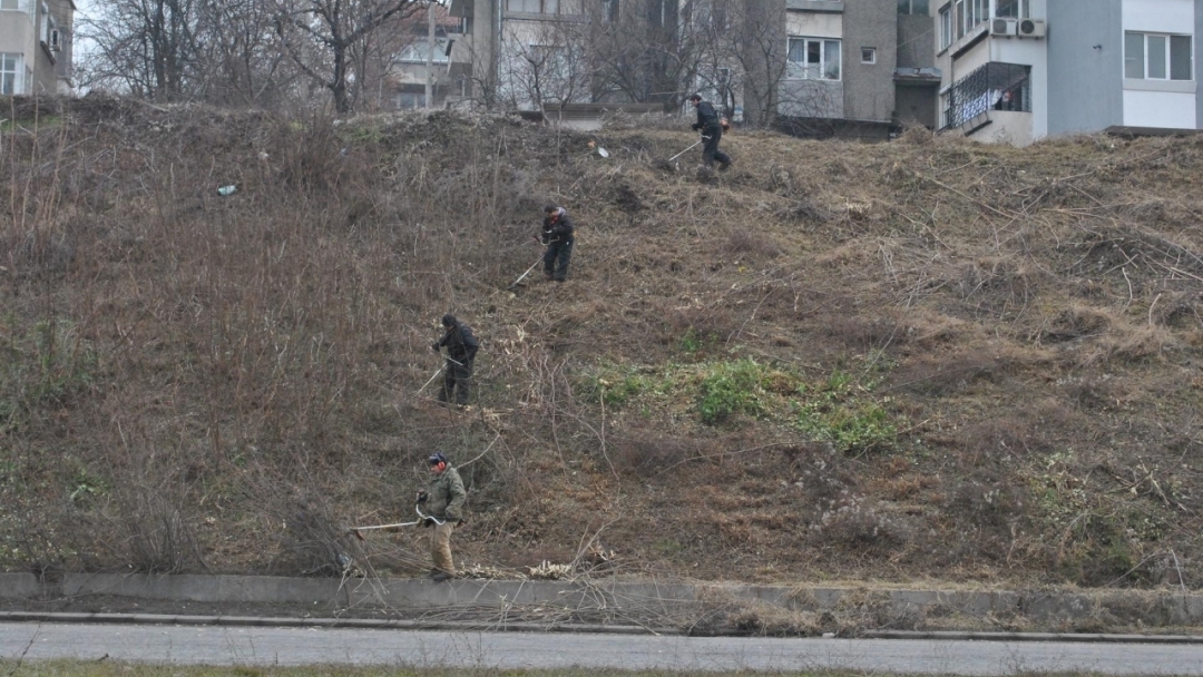 Топлото време развърза ръцете на комуналните фирми