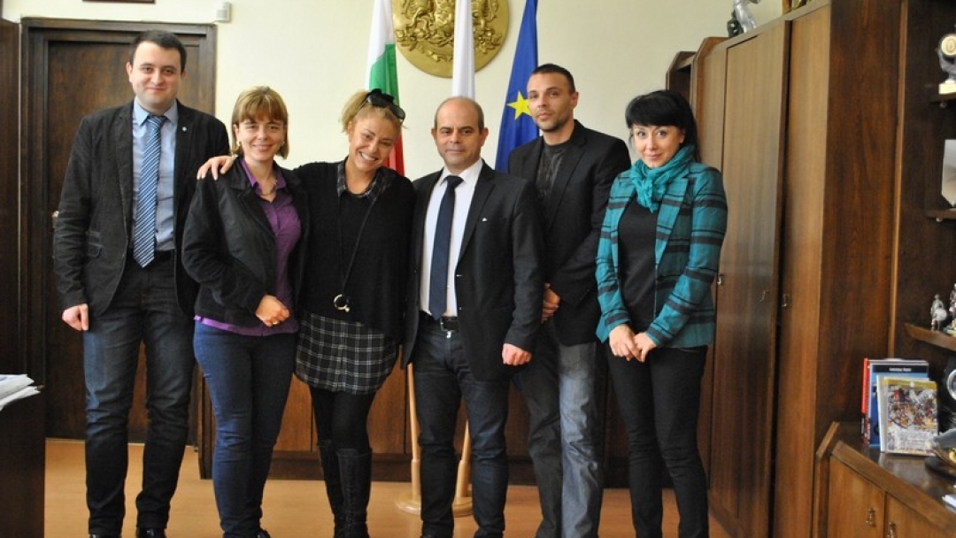 Почетна значка на Русе връчи на Хилда Казасян кметът Пламен Стоилов