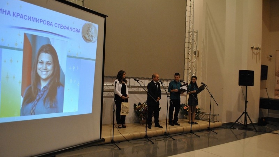 Кметът Пламен Стоилов връчи Ботевска награда за цялостна дейност и успехи на ученичка от СОУ „Христо Ботев“