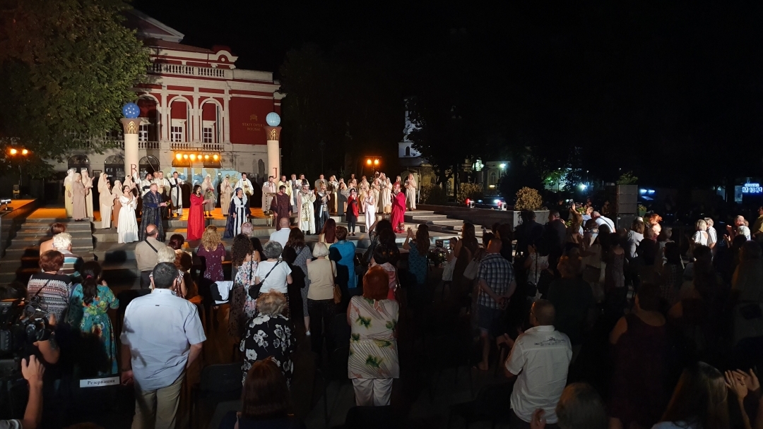 Стотици русенци се събраха на площада пред операта, за да гледат „Набуко“ на Верди под звездите
