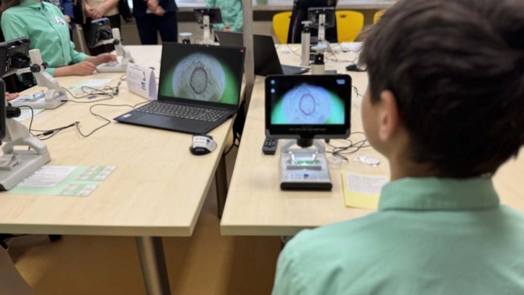 В ОУ „Васил Априлов“ откриха модерен STEM кабинет по природни науки в Деня на Земята